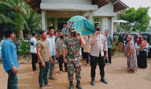 Babinsa Bersama Bhabinkamtibmas Takziah ke Rumah Warga yang Berduka