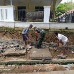 Babinsa Koramil 2306/Mancak Giat Karbak Pembangunan Tanggul Penahan Tanah