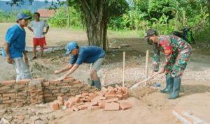 Babinsa Koramil 2303/Pulomerak Karbak Pemasangan Batu Bata