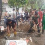 Babinsa Koramil 2302/Bojonegara Giat Karbak Pemasangan Pondasi Rumah