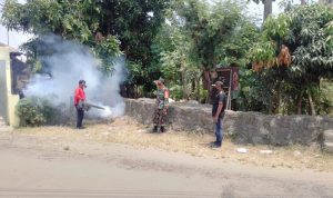 Anggota Koramil 2307/Ciwandan Giat Karbak Penyemprotan Nyamuk DBD