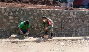 Babinsa Koramil 2306/Mancak Giat Karbak Pembangunan Tanggul Penahan Tanah