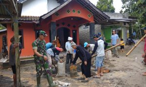 Babinsa Koramil 2302/Bojonegara Giat Karbak Pemasangan Pondasi Rumah