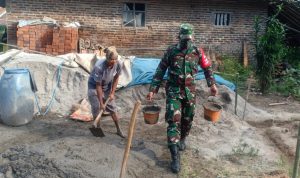 Babinsa Koramil 2306/Mancak Giat Karbak Pembuatan Sanitasi Umum Warga