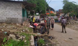 Anggota Koramil 2301/Cilegon Giat Karbak Perataan Jalan