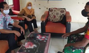 Babinsa Koramil 2306/Mancak Giat Komsos Menghimbau Warga Menerapkan Prokes