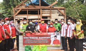 Azwar Hadi Bersama Jajaran PMI Lamtim  Distribusikan Bantuan pada Warga Terkena Musibah Puting Beliung