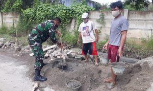 Babinsa Koramil 2302/Bojonegara Giat Karbak Pengecoran Jalan Warga