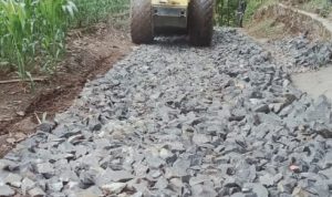 Diduga Akibat Jalan Onderlag Asal jadi satu Orang Warga Masuk Rumah Sakit Saat Melintas