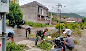 Babinsa Koramil 2303/Pulomerak Karbak Pembersihan Sampah