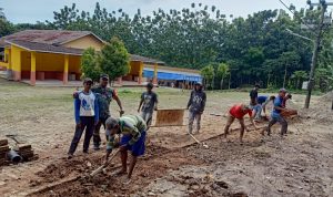 Babinsa Koramil 2306/Mancak Giat Karbak Pembuatan Jalan Perkampungan