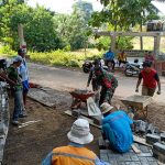 Anggota Koramil 2307/Ciwandan Giat Karbak Pembangunan Pemasangan Konblok