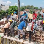 Anggota Koramil 2301/Cilegon Giat Karbak Pengecoran Masjid