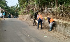 Anggota Koramil 2307/Ciwandan Karbak Pembersihan Saluran Air