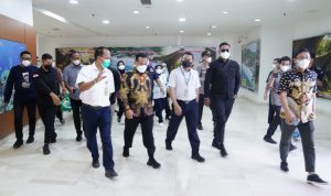 Masyarakat Antusias Sambut Kedatangan Gubernur Sulsel di Bandara Sultan Hasanuddin