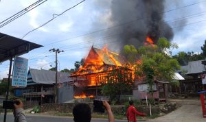 Satu Rumah Panggung di Pammanjengan Jeneponto Dilalap Si jago Merah