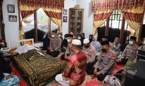 Wujud Kepedulian, Kapolres Takalar Melayat Kerumah Orangtua Anggotanya yang Meninggal Dunia