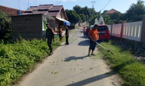 Anggota Koramil 2307/Ciwandan Giat Karbak Penyemprotan Cairan Disinfektan