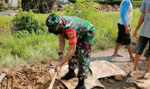 Bersama Warga, Babinsa Koramil 06/PBL Perbaiki Jalan Rusak di Tanjung Kesuma