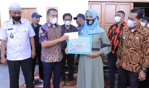 Serahkan Bantuan di Dua Desa, Bupati Minta Pemdes Jadikan Desa Sebagai Desa Produktif