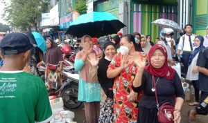 Akibat Langka,Warga Rela Antri Berjam-jam Demi Mendapatkan Minyak Goreng Curah 