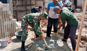 Berbuat Kebaikan, Babinsa Koramil 04/SBW Gotong royong Bangun Toko Korban Kebakaran