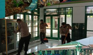 Jelang Puasa Ramadhan, Polres Lampung Utara Bersih-Bersih Masjid