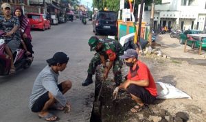 Babinsa Koramil 2303/Pulomerak Karbak Membersihkan Lingkungan Masyarakat