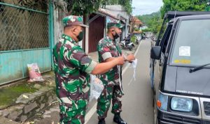 Babinsa Koramil 2303/Pulomerak Bintahwil Giat Pembagian Masker