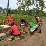 Anggota Koramil 2307/Ciwandan Giat Karbak Pembangunan Pondasi Rumah