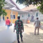 Anggota Koramil 2307/Ciwandan Giat Karbak Penyemprotan Nyamuk DBD