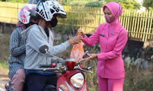 Polsek Merawang bersama Bhayangkari Bagi-bagi Takjil