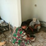 Babinsa Koramil 2302/Bojonegara Giat Karbak Pemasangan Keramik