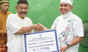 Momen Safari Ramadhan Hari ke-6 Maulan Aklil Serahkan Hibah 50 Juta