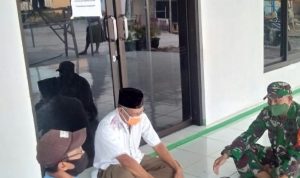 Anggota Koramil 2307/Ciwandan Komsos Membahas Wajib Menggunakan Masker