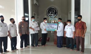 Momen Safari Ramadhan, Wahdi Serahkan Bantuan ke Masjid Nurul Amal Metro Timur