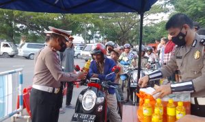 Personil Sat lantas Polres Jeneponto Bagikan Takjil Hingga Berikan Himbauan Keselamatan Berkendara