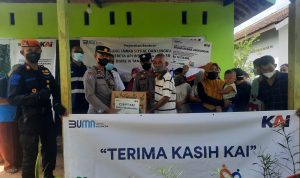 Peduli Sesama, PT. KAI Divre IV Tanjung Karang Berikan Bantuan Paket Sembako Gratis kepada Warga