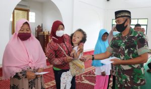 Kabintal Korem 045/Gaya Letnan Dua Abizar Salurkan Zakat Fitrah Anggota