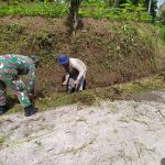 Babinsa Koramil 2306 Mancak Giat Karbak Pembersihan Tepi Jalan