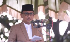 Bupati Sholat Ied Bersama Masyarakat di Lapangan Pantai Seruni