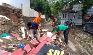 Anggota Koramil 2307/Ciwandan Giat Karbak Membersihkan Pagar Roboh