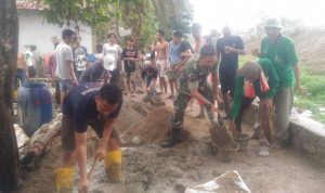 Babinsa Koramil 2302/Bojonegara Giat Karbak Pemerataan Jalan Warga