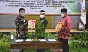 Dawam Serahkan Laporan Hasil Pemeriksaan Keuangan Lamtim TA 2021 pada BPK Perwakilan Provinsi Lampung