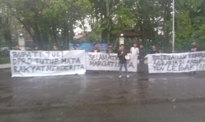 Puluhan Warga Margatirta Demo di Depan Kantor Bupati Lebak