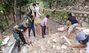 Babinsa Koramil 2302/Bojonegara Giat Karbak Kegiatan Gotong Royong