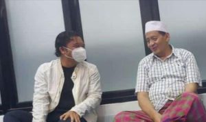 Usai Dilantik Jadi PJ Gubernur, Al Muktabar Berjamaah Sholat Isya Bareng WH