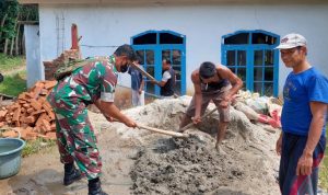 Babinsa Koramil 2306/Mancak Giat Karbak Membantu Pembuatan Rumah Warga