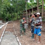 Babinsa Koramil 2302/Bojonegara Giat Karbak Pembuatan Tembok Penahan Tanah