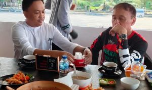 Datang di Bantaeng, Ilham Azikin Suguhkan Kopi Wine ke Ketua PSSI